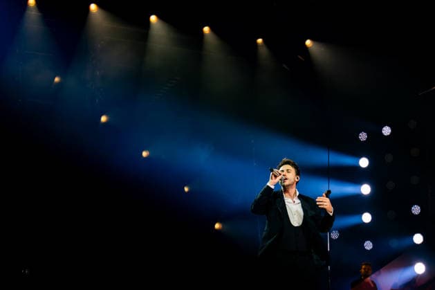 29.12.2025, GER, Kultur Konzert, Clueso - Weihnachten zu Hause 2025 Clueso (Thomas Hübner, geb. 9.April 1980 in Erfurt ist ein deutscher Sänger, Rapper, Songwriter und Produzent. ) gab in der ausverkauften Erfurter Messehalle sein traditionelles Konzert Weihnachten Zu Hause. Als Vorband Support-Act waren dabei yung.pepp (peppinger) sowie die Band Sportfreunde Stiller (Sportfreunde Stiller ist eine seit 1996 (Gründung 1995 unter dem Namen Endkrass) bestehende deutsche Indie-Rock-Gruppe aus Germering bei München. Florian Weber - Gesang Gitarre Schlagzeug. Florian Flo Weber - Schlagzeug Gesang Keyboard. Rüdiger Rüde Linhof - Bass Keyboard Basspedal Gesang 99094 Erfurt Messe Messehalle Kongresshal