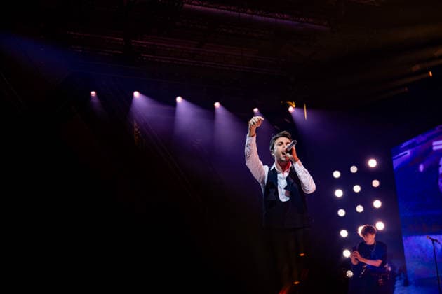 29.12.2025, GER, Kultur Konzert, Clueso - Weihnachten zu Hause 2025 Clueso (Thomas Hübner, geb. 9.April 1980 in Erfurt ist ein deutscher Sänger, Rapper, Songwriter und Produzent. ) gab in der ausverkauften Erfurter Messehalle sein traditionelles Konzert Weihnachten Zu Hause. Als Vorband Support-Act waren dabei yung.pepp (peppinger) sowie die Band Sportfreunde Stiller (Sportfreunde Stiller ist eine seit 1996 (Gründung 1995 unter dem Namen Endkrass) bestehende deutsche Indie-Rock-Gruppe aus Germering bei München. Florian Weber - Gesang Gitarre Schlagzeug. Florian Flo Weber - Schlagzeug Gesang Keyboard. Rüdiger Rüde Linhof - Bass Keyboard Basspedal Gesang 99094 Erfurt Messe Messehalle Kongresshal