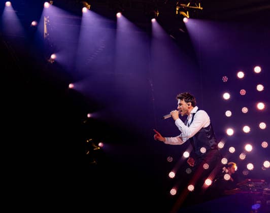 29.12.2025, GER, Kultur Konzert, Clueso - Weihnachten zu Hause 2025 Clueso (Thomas Hübner, geb. 9.April 1980 in Erfurt ist ein deutscher Sänger, Rapper, Songwriter und Produzent. ) gab in der ausverkauften Erfurter Messehalle sein traditionelles Konzert Weihnachten Zu Hause. Als Vorband Support-Act waren dabei yung.pepp (peppinger) sowie die Band Sportfreunde Stiller (Sportfreunde Stiller ist eine seit 1996 (Gründung 1995 unter dem Namen Endkrass) bestehende deutsche Indie-Rock-Gruppe aus Germering bei München. Florian Weber - Gesang Gitarre Schlagzeug. Florian Flo Weber - Schlagzeug Gesang Keyboard. Rüdiger Rüde Linhof - Bass Keyboard Basspedal Gesang 99094 Erfurt Messe Messehalle Kongresshal