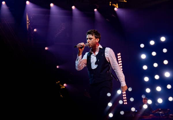 29.12.2025, GER, Kultur Konzert, Clueso - Weihnachten zu Hause 2025 Clueso (Thomas Hübner, geb. 9.April 1980 in Erfurt ist ein deutscher Sänger, Rapper, Songwriter und Produzent. ) gab in der ausverkauften Erfurter Messehalle sein traditionelles Konzert Weihnachten Zu Hause. Als Vorband Support-Act waren dabei yung.pepp (peppinger) sowie die Band Sportfreunde Stiller (Sportfreunde Stiller ist eine seit 1996 (Gründung 1995 unter dem Namen Endkrass) bestehende deutsche Indie-Rock-Gruppe aus Germering bei München. Florian Weber - Gesang Gitarre Schlagzeug. Florian Flo Weber - Schlagzeug Gesang Keyboard. Rüdiger Rüde Linhof - Bass Keyboard Basspedal Gesang 99094 Erfurt Messe Messehalle Kongresshal