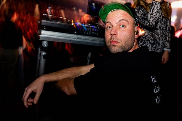 29.12.2025, GER, Kultur Konzert, Clueso - Weihnachten zu Hause 2025 Clueso (Thomas Hübner, geb. 9.April 1980 in Erfurt ist ein deutscher Sänger, Rapper, Songwriter und Produzent. ) gab in der ausverkauften Erfurter Messehalle sein traditionelles Konzert Weihnachten Zu Hause. Als Vorband Support-Act waren dabei yung.pepp (peppinger) sowie die Band Sportfreunde Stiller (Sportfreunde Stiller ist eine seit 1996 (Gründung 1995 unter dem Namen Endkrass) bestehende deutsche Indie-Rock-Gruppe aus Germering bei München. Florian Weber - Gesang Gitarre Schlagzeug. Florian Flo Weber - Schlagzeug Gesang Keyboard. Rüdiger Rüde Linhof - Bass Keyboard Basspedal Gesang 99094 Erfurt Messe Messehalle Kongresshal