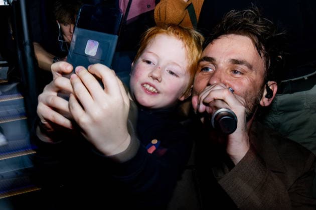 29.12.2025, GER, Kultur Konzert, Clueso - Weihnachten zu Hause 2025 Clueso (Thomas Hübner, geb. 9.April 1980 in Erfurt ist ein deutscher Sänger, Rapper, Songwriter und Produzent. ) gab in der ausverkauften Erfurter Messehalle sein traditionelles Konzert Weihnachten Zu Hause. Als Vorband Support-Act waren dabei yung.pepp (peppinger) sowie die Band Sportfreunde Stiller (Sportfreunde Stiller ist eine seit 1996 (Gründung 1995 unter dem Namen Endkrass) bestehende deutsche Indie-Rock-Gruppe aus Germering bei München. Florian Weber - Gesang Gitarre Schlagzeug. Florian Flo Weber - Schlagzeug Gesang Keyboard. Rüdiger Rüde Linhof - Bass Keyboard Basspedal Gesang 99094 Erfurt Messe Messehalle Kongresshal