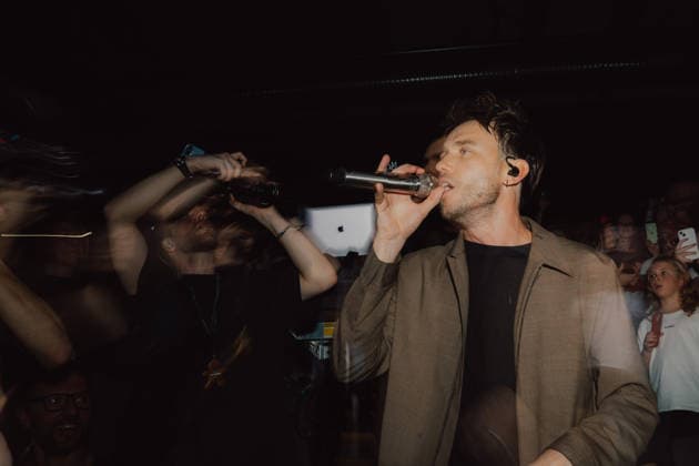 29.12.2025, GER, Kultur Konzert, Clueso - Weihnachten zu Hause 2025 Clueso (Thomas Hübner, geb. 9.April 1980 in Erfurt ist ein deutscher Sänger, Rapper, Songwriter und Produzent. ) gab in der ausverkauften Erfurter Messehalle sein traditionelles Konzert Weihnachten Zu Hause. Als Vorband Support-Act waren dabei yung.pepp (peppinger) sowie die Band Sportfreunde Stiller (Sportfreunde Stiller ist eine seit 1996 (Gründung 1995 unter dem Namen Endkrass) bestehende deutsche Indie-Rock-Gruppe aus Germering bei München. Florian Weber - Gesang Gitarre Schlagzeug. Florian Flo Weber - Schlagzeug Gesang Keyboard. Rüdiger Rüde Linhof - Bass Keyboard Basspedal Gesang 99094 Erfurt Messe Messehalle Kongresshal