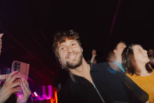 29.12.2025, GER, Kultur Konzert, Clueso - Weihnachten zu Hause 2025 Clueso (Thomas Hübner, geb. 9.April 1980 in Erfurt ist ein deutscher Sänger, Rapper, Songwriter und Produzent. ) gab in der ausverkauften Erfurter Messehalle sein traditionelles Konzert Weihnachten Zu Hause. Als Vorband Support-Act waren dabei yung.pepp (peppinger) sowie die Band Sportfreunde Stiller (Sportfreunde Stiller ist eine seit 1996 (Gründung 1995 unter dem Namen Endkrass) bestehende deutsche Indie-Rock-Gruppe aus Germering bei München. Florian Weber - Gesang Gitarre Schlagzeug. Florian Flo Weber - Schlagzeug Gesang Keyboard. Rüdiger Rüde Linhof - Bass Keyboard Basspedal Gesang 99094 Erfurt Messe Messehalle Kongresshal