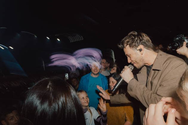 29.12.2025, GER, Kultur Konzert, Clueso - Weihnachten zu Hause 2025 Clueso (Thomas Hübner, geb. 9.April 1980 in Erfurt ist ein deutscher Sänger, Rapper, Songwriter und Produzent. ) gab in der ausverkauften Erfurter Messehalle sein traditionelles Konzert Weihnachten Zu Hause. Als Vorband Support-Act waren dabei yung.pepp (peppinger) sowie die Band Sportfreunde Stiller (Sportfreunde Stiller ist eine seit 1996 (Gründung 1995 unter dem Namen Endkrass) bestehende deutsche Indie-Rock-Gruppe aus Germering bei München. Florian Weber - Gesang Gitarre Schlagzeug. Florian Flo Weber - Schlagzeug Gesang Keyboard. Rüdiger Rüde Linhof - Bass Keyboard Basspedal Gesang 99094 Erfurt Messe Messehalle Kongresshal