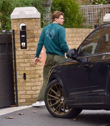Adam Peaty and Holly Ramsay 29 12 2025 Adam Peaty arrives back at Gordon Ramsay’s Wandsworth home after Peaty’s marriage to Ramsay’s daughter Holly.  Copyright: xRayxCollins.x NINTCHDBPICT001048412225