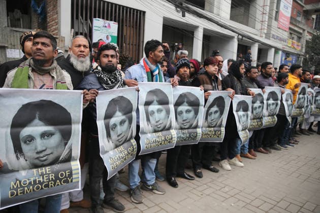 December 30, 2025, Dhaka, Wari, Bangladesh: Supporters of Bangladesh s former prime minister Khaleda Zia hold posters with her portrait as they mourn her death outside the Evercare hospital in Dhaka on December 30, 2025. Zia, who many believed would sweep elections next year to lead her country once again, died on December 30 aged 80, her party said. Dhaka Bangladesh - ZUMAr336 20251230_zip_r336_001 Copyright: xHabiburxRahmanx