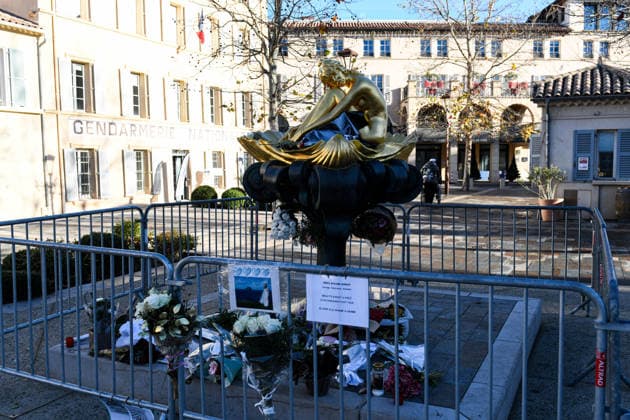 Brigitte Bardot Statue Memorial - Saint Tropez A memorial takes shape around the statue of Brigitte Bardot in Saint Tropez, France on December 30, 2025, as flowers and farewell messages are left by visitors following the death of the actress, singer and animal rights activist at the age of 91. Photo by Florian Poitout ABACAPRESS.COM Saint-Tropez France  Copyright: xPoitoutxFlorian ABACAx