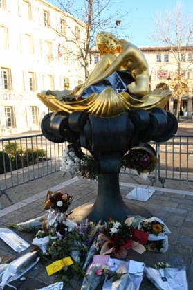 Brigitte Bardot Statue Memorial - Saint Tropez A memorial takes shape around the statue of Brigitte Bardot in Saint Tropez, France on December 30, 2025, as flowers and farewell messages are left by visitors following the death of the actress, singer and animal rights activist at the age of 91. Photo by Florian Poitout ABACAPRESS.COM Saint-Tropez France  Copyright: xPoitoutxFlorian ABACAx