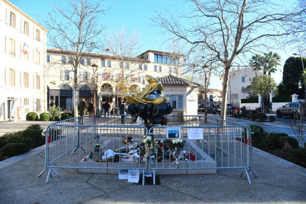 Brigitte Bardot Statue Memorial - Saint Tropez A memorial takes shape around the statue of Brigitte Bardot in Saint Tropez, France on December 30, 2025, as flowers and farewell messages are left by visitors following the death of the actress, singer and animal rights activist at the age of 91. Photo by Florian Poitout ABACAPRESS.COM Saint-Tropez France  Copyright: xPoitoutxFlorian ABACAx