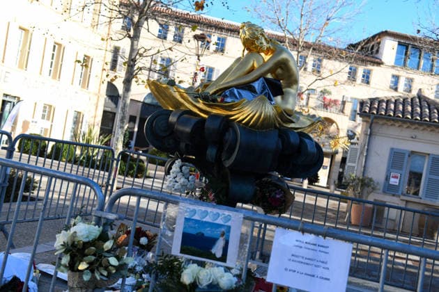 Brigitte Bardot Statue Memorial - Saint Tropez A memorial takes shape around the statue of Brigitte Bardot in Saint Tropez, France on December 30, 2025, as flowers and farewell messages are left by visitors following the death of the actress, singer and animal rights activist at the age of 91. Photo by Florian Poitout ABACAPRESS.COM Saint-Tropez France  Copyright: xPoitoutxFlorian ABACAx