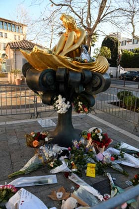 Brigitte Bardot Statue Memorial - Saint Tropez A memorial takes shape around the statue of Brigitte Bardot in Saint Tropez, France on December 30, 2025, as flowers and farewell messages are left by visitors following the death of the actress, singer and animal rights activist at the age of 91. Photo by ABACAPRESS.COM Saint-Tropez France  Copyright: xABACAx