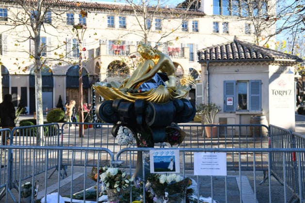 Brigitte Bardot Statue Memorial - Saint Tropez A memorial takes shape around the statue of Brigitte Bardot in Saint Tropez, France on December 30, 2025, as flowers and farewell messages are left by visitors following the death of the actress, singer and animal rights activist at the age of 91. Photo by ABACAPRESS.COM Saint-Tropez France  Copyright: xABACAx