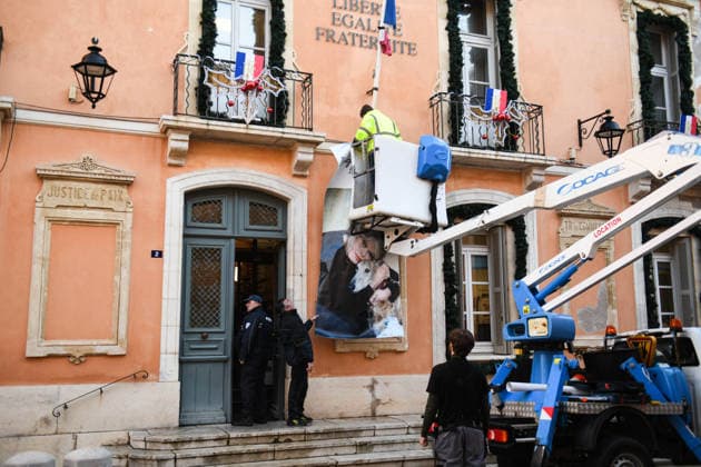 Brigitte Bardot Portraits Installed - Saint Tropez The Saint Tropez Town Hall installs two portraits of Brigitte Bardot on the building’s façade in Saint Tropez, France on December 30, 2025, following the death of the actress, singer and animal rights activist at the age of 91 in her home. Photo by Florian Poitout ABACAPRESS.COM Saint Tropez France  Copyright: xPoitoutxFlorian ABACAx
