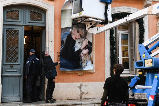 Brigitte Bardot Portraits Installed - Saint Tropez The Saint Tropez Town Hall installs two portraits of Brigitte Bardot on the building’s façade in Saint Tropez, France on December 30, 2025, following the death of the actress, singer and animal rights activist at the age of 91 in her home. Photo by Florian Poitout ABACAPRESS.COM Saint Tropez France  Copyright: xPoitoutxFlorian ABACAx