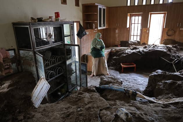 December 30, 2025, Pidie Jaya, Aceh, Indonesia: Residents see their kitchen covered with thick mud after a flash flood in Blang Cut Village, Muara Dua District, Pidie Jaya regency, Aceh province, Indonesia on Tuesday, December 30, 2025. Indonesia s National Disaster Management Agency (BNPB) recorded infrastructure damage caused by flash floods damaged 157,838 houses, 806 houses of worship, 215 health facilities, 3,188 educational facilities, and 98 broken bridges. Pidie Jaya Indonesia - ZUMAs340 20251230_zip_s340_024 Copyright: xKhairuxSyukrillahx