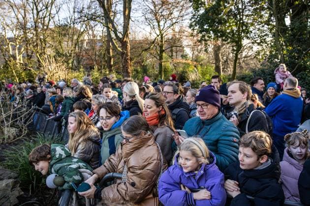 AMSTERDAM - Spectators watch the newborn elephant calf Mook Uhm at Artis Zoo as it makes its first outdoor appearance. The Asian elephant calf was born on Christmas Eve. ANP DINGENA MOL netherlands out - belgium out  Copyright: xx x546027970x originalFilename: 546027970.jpg
