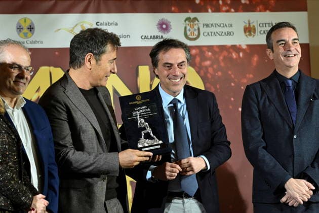 December 30, 2025, Catanzaro, Catanzaro, Italy: Press conference for the presentation of the RAI New Year s Eve program L anno che verro at the S. Giovanni Complex, Catanzaro. Pictured: Michele Affidato (L) presents a gift to host Marco Liorni (CS), presented by Nicola Fiorita (CD), Mayor of Catanzaro, and Roberto Occhiuto (D), President of the Calabria Region. Catanzaro, Italy 30 December 2025 Catanzaro Italy - ZUMAa289 20251230_zia_a289_051 Copyright: xValeriaxFerrarox