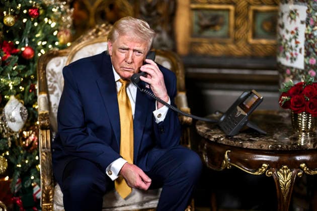 December 24, 2025, Palm Beach, Fl, United States of America: U.S. President Donald Trump takes calls from children during the annual NORAD Santa Tracker track via telephone on Christmas eve from their private resort Mar-a-Lago, December 24, 2025 in Palm Beach, Florida. Palm Beach United States of America - ZUMAp138 20251224_zaa_p138_010 Copyright: xDanielxTorok WhitexHousex