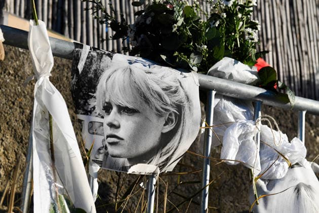 Hommage To Brigitte Bardot Outside Her House - Saint Tropez Supporters of Brigitte Bardot lay flowers, objects representing animals, and letters in memory of Brigitte Bardot outside her home, in Saint Tropez, France, on December 30, 2025. Photo by Florian Poitout ABACAPRESS.COM Saint Tropez France  Copyright: xPoitoutxFlorian ABACAx