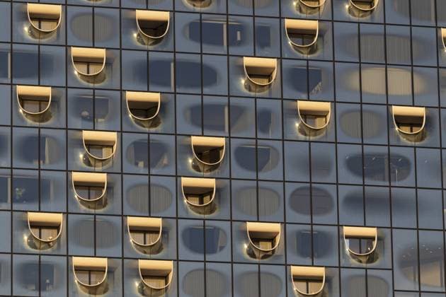 Touristenattraktion, Architektur, Detailansicht, Fenster in der Glasfassade der Elbphilharmonie im Abendlicht, Hafencity, Hamburg, Deutschland Tourist attraction, architecture, detailed view, window in the glass façade of the Elbe Philharmonic Hall in the evening light, Hafencity, Hamburg, Germany Copyright: imageBROKER ChristopherxTamcke iblcrt16076165.jpg