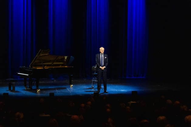 Harald Schmidt Report from Bonn at the Theater Bonn 30 12 2025 Harald Schmidt during his stage program BERICHT FÜR BONN Endgültiges zur Weltlage at the Theater Bonn on 30 12 2025 With sharp humor and analytical distance, the entertainer commented on current political and social issues Bonn North Rhine-Westphalia Germany Copyright: xBonn.digitalx xMarcxJohnx