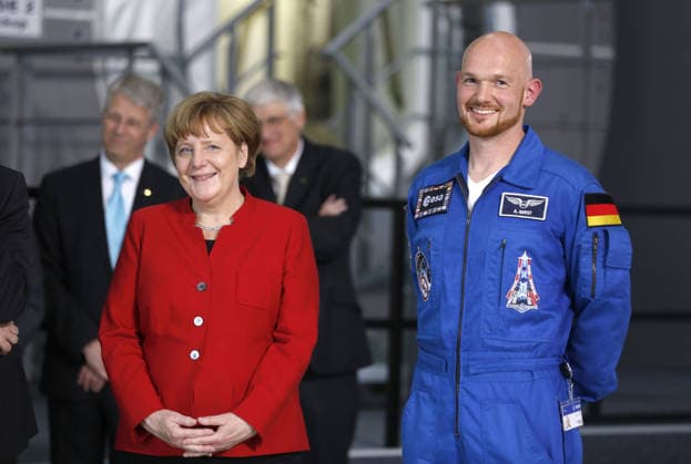 German Chancellor Merkel visits Columbus space laboratory training unit in Cologne COLOGNE, GERMANY - MAY 18: German Chancellor Angela Merkel (right 2) and German ESA astronaut Alexander Gerst (L) visits the training unit of the Columbus space laboratory at the European Astronaut training centre of the European Space Agency ESA in Cologne, Germany on May 18, 2016. Germany World. Editorial use only. Please get in touch for any other usage.  Copyright: x2025xAnadoluxInaxFassbenderx