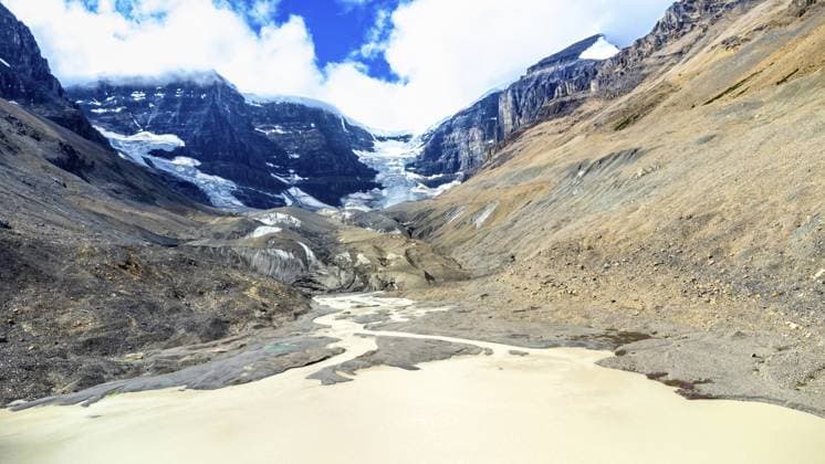 Die Sonne scheint über dem Athabasca Gletscher im Jasper Nationalpark, Alberta, Kanada. Schmelzwasser fließt in einen Gletschersee und unterstreicht die Auswirkungen des Klimawandels auf die kanadischen Rocky Mountains Sun shining over the athabasca glacier in jasper national park, alberta, canada, with meltwater flowing into a glacial lake, highlighting the effects of climate change on the canadian rockies Copyright: imageBROKER UnaixHuizi ibxuhu16041354.jpg ,model released, Symbolfoto ,property released