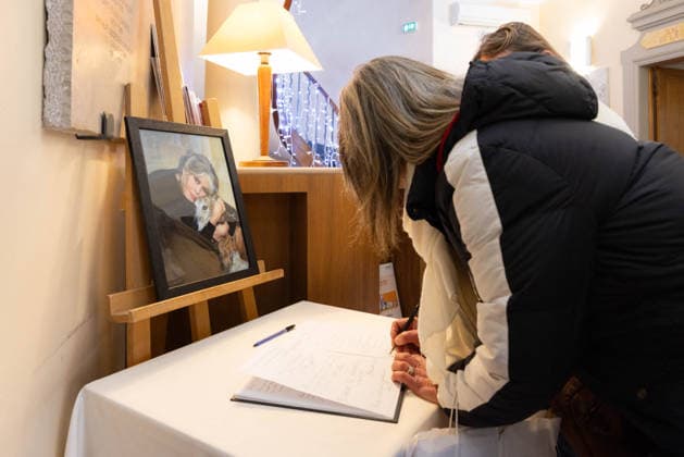 Brigitte Bardot Tribute At Town Hall - Saint Tropez People visit the town hall of Saint Tropez in Saint Tropez, France on December 30, 2025 as the city continues to pay tribute to Brigitte Bardot two days after her death with two portraits displayed on the facade and a public condolence book while preparations are underway for her funeral to be held on January 7, 2026 at the Notre Dame de l Assomption church before burial in the family vault at the marine cemetery. Photo by Shootpix ABACAPRESS.COM Saint-Tropez France  Copyright: xShootpix ABACAx