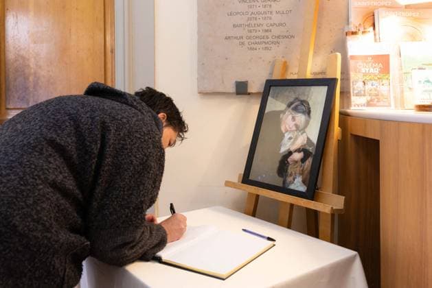 Brigitte Bardot Tribute At Town Hall - Saint Tropez People visit the town hall of Saint Tropez in Saint Tropez, France on December 30, 2025 as the city continues to pay tribute to Brigitte Bardot two days after her death with two portraits displayed on the facade and a public condolence book while preparations are underway for her funeral to be held on January 7, 2026 at the Notre Dame de l Assomption church before burial in the family vault at the marine cemetery. Photo by Shootpix ABACAPRESS.COM Saint-Tropez France  Copyright: xShootpix ABACAx