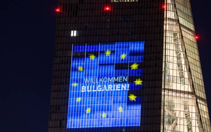 Frankfurt am Main, EZB, 30.12.2025, EZB begruesst den Euro in Bulgarien mit festlicher Fassadenbeleuchtung zum Jahreswechsel Bild: Auf der EZB wurde zur Begruessung des Euros in Bulgarien die Hausfassade mit einem Schriftzug Willkommen Bulgarien beleuchtet. *** Frankfurt am Main, ECB, 30 12 2025, ECB welcomes the euro in Bulgaria with festive facade lighting at the turn of the year Image The facade of the ECB was illuminated with a Welcome Bulgaria sign to welcome the euro in Bulgaria Copyright: HMBxMedia xJulienxBecker