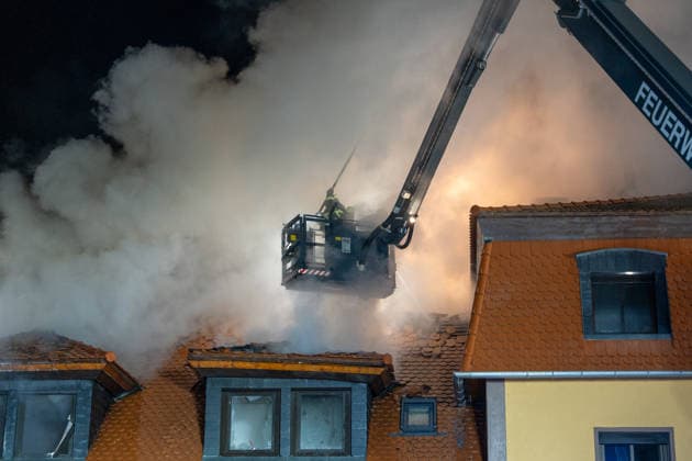 Lieferwagen brennt neben Gebäude – Feuer greift auf Dachstuhl über Am 31.12.2025 geriet kurz vor 02:00 Uhr ein Lieferwagen in Brand, der direkt neben einem Gebäude mit Wohn- und Geschäftseinheiten in Bickenbach stand. Die Flammen griffen auf den angrenzenden Dachstuhl über und breiteten sich auf dem Großteil des Dachbodens aus. Da dieser nicht von innen erreichbar war, mussten die Einsatzkräfte die gesamten Dachziegel entfernen, um gezielte Löschmaßnahmen durchführen zu können. Vier Drehleitern sowie ein Mast der Werkfeuerwehr Merck kamen zum Einsatz. Winterliche Minusgrade erschwerten die Löscharbeiten, ein Feuerwehrmann verletzte sich durch die glatten Bedingungen und ein Passant kollabierte aufgrund der Aufregung. Die Brandursache ist un