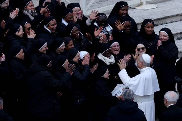 Vatican City - Italy, December 31, 2025: After the audience, the pontiff greets a group of nuns from the West Bank. Pope Leo XIV presides over the final general audience of the Wednesday of the last day of the year in the square in front of St. Peter s Square.  Copyright: xmarcoxiacobuccix xipa-agency.netx xmarcoxiacobuccix IPA_Agency_IPA69583501