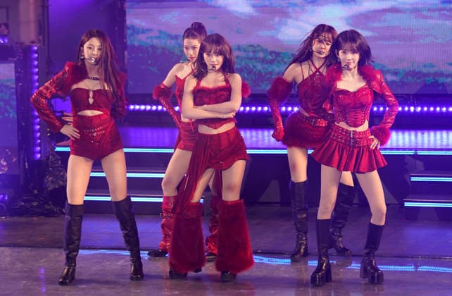 South Korean girl group LE SSERAFIM performs as thousands of revelers gather in Times Square to bring in the new year, in New York City on Wednesday, December 31, 2025. Crowds have gathered to watch the iconic ball drop from the skyscraper at One Times Square on New Year s for more than a century.  NYP20251231914 DEREKxFRENCH