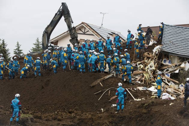 Strong earthquakes hit Japan KUMAMOTO, JAPAN - APRIL 18: Police officers continue rescue operation in Minamiaso, Kumamoto, Japan on April 18, 2016 The magnitude 7.3 earthquake hit Kyushu, just after the earthquake killed 9, at least 26 new fatalities by this earthquake, total death toll from the series of earthquake rises to 42. Kumamoto Japan. Editorial use only. Please get in touch for any other usage.  Copyright: x2025xAnadoluxRichardxAtreroxdexGuzmanx