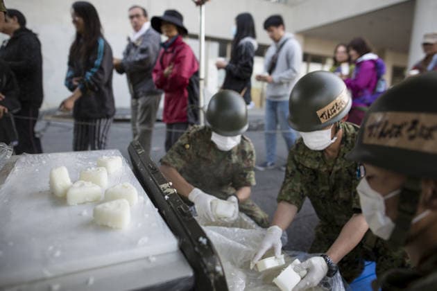 Aftermath of the earthquakes in Japan KUMAMOTO, JAPAN - APRIL 20: Self-Defense Forces personnel distribute food for evacuated earthquake survivors on early morning on April 20, 2016 in Mashiki Gymnasium evacuation center, Kumamoto, Japan. As of April 45 people were confirmed dead after strong earthquakes rocked Kyushu Island of Japan. Nearly 11,000 people are reportedly evacuated after the tremors Thursday night at magnitude 6.5 and early Saturday morning at 7.3. Japan World. Editorial use only. Please get in touch for any other usage.  Copyright: x2025xAnadoluxRichardxAtreroxdexGuzmanx