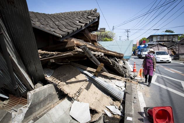 Aftermath of the earthquakes in Japan KUMAMOTO, JAPAN - APRIL 20 : A woman is seen through the wreckage of houses on April 20, 2016 in Mashiki town, Kumamoto, Japan. At least 41 people were killed and over 180,000 people were evacuated in the series of earthquakes hitting southwestern Japan since 14 April 2016. Japan World. Editorial use only. Please get in touch for any other usage.  Copyright: x2025xAnadoluxRichardxAtreroxdexGuzmanx