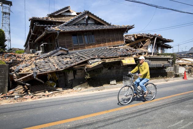 Aftermath of the earthquakes in Japan KUMAMOTO, JAPAN - APRIL 20: A collapsed house is seen after an earthquake in the morning on April 20, 2016 in Mashiki town, Kumamoto, Japan. As of April 45 people were confirmed dead after strong earthquakes rocked Kyushu Island of Japan. Nearly 11,000 people are reportedly evacuated after the tremors Thursday night at magnitude 6.5 and early Saturday morning at 7.3. Japan World. Editorial use only. Please get in touch for any other usage.  Copyright: x2025xAnadoluxRichardxAtreroxdexGuzmanx