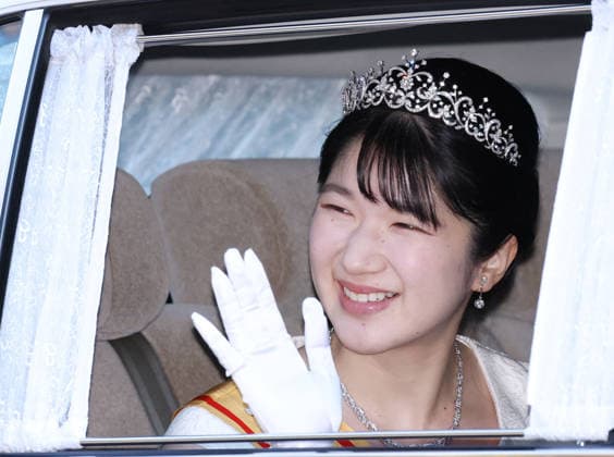 New Year s Day for imperial family Japanese Princess Aiko waves as she visits the Akasaka Estate in Tokyo on Jan. 1, 2026, to meet with former Emperor Akihito and Empress Michiko for New Year greetings. (Pool photo)  A14AA0005145992P
