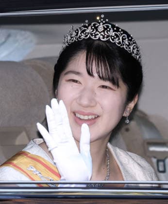 New Year s Day for imperial family Japanese Princess Aiko waves as she visits the Akasaka Estate in Tokyo on Jan. 1, 2026, to meet with former Emperor Akihito and Empress Michiko for New Year greetings. (Pool photo)  A14AA0005145993P
