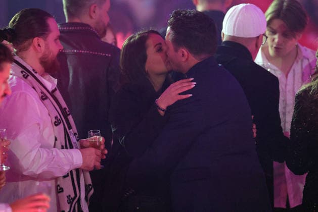 Silvester Schlagerboom 2026 live Die Wunderlichtershow Stefan Mross gives his girlfriend Eva Luginger a New Years kiss Silvester Schlagerboom 2026 on December 31, 2025 in the basketball arena of FC Bayern Munich, BMW Park Munich