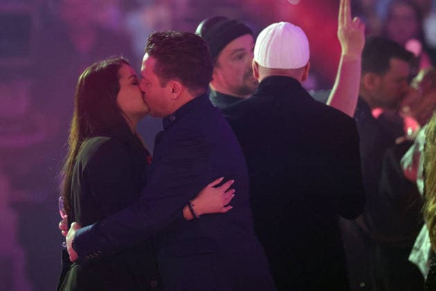 Silvester Schlagerboom 2026 live Die Wunderlichtershow Stefan Mross gives his girlfriend Eva Luginger a New Years kiss Silvester Schlagerboom 2026 on December 31, 2025 in the basketball arena of FC Bayern Munich, BMW Park Munich