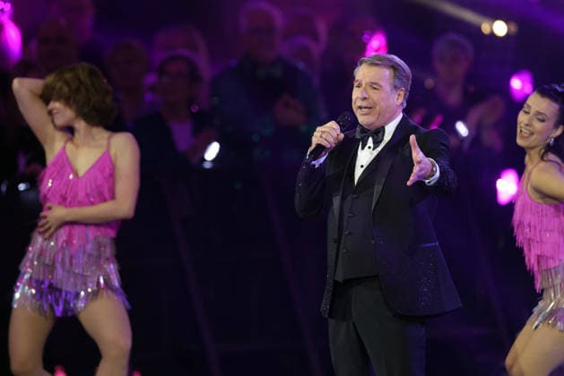 Silvester Schlagerboom 2026 live Die Wunderlichtershow Patrick Lindner German pop singer Silvester Schlagerboom 2026 on December 31, 2025 in the basketball arena of FC Bayern Munich, BMW Park Munich