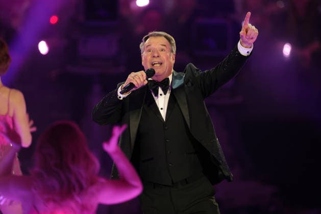Silvester Schlagerboom 2026 live Die Wunderlichtershow Patrick Lindner German pop singer Silvester Schlagerboom 2026 on December 31, 2025 in the basketball arena of FC Bayern Munich, BMW Park Munich