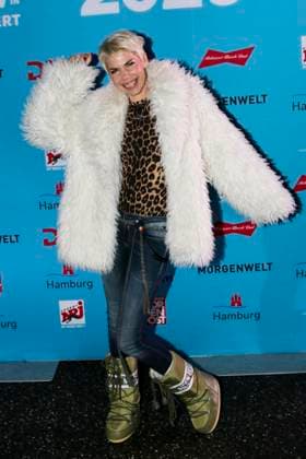 abb T Seven German singer and presenter, he band Mr President in front of the blue photo wall at the ZDF New Years Eve Show Welcome 2026 in the Port of Hamburg on 31 12 2025 Hamburg Germany