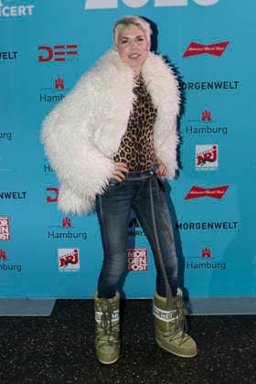 abb T Seven German singer and presenter, he band Mr President in front of the blue photo wall at the ZDF New Years Eve Show Welcome 2026 in the Port of Hamburg on 31 12 2025 Hamburg Germany