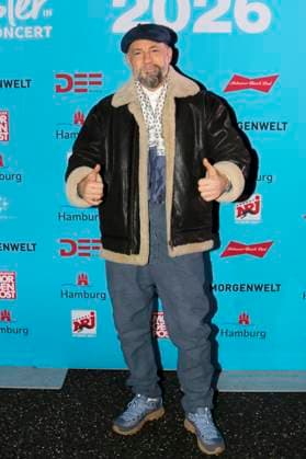 abb Mirko Alexander Bogojevic, better known by his stage name Das Bo, is a German rapper in front of the blue photo wall at the ZDF New Years Eve show Willkommen 2026 in Hamburg harbor on 31 12 2025 Hamburg Germany