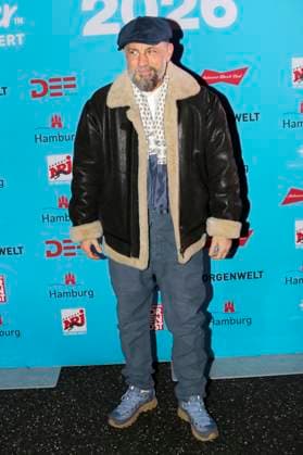 abb Mirko Alexander Bogojevic, better known by his stage name Das Bo, is a German rapper in front of the blue photo wall at the ZDF New Years Eve show Willkommen 2026 in Hamburg harbor on 31 12 2025 Hamburg Germany