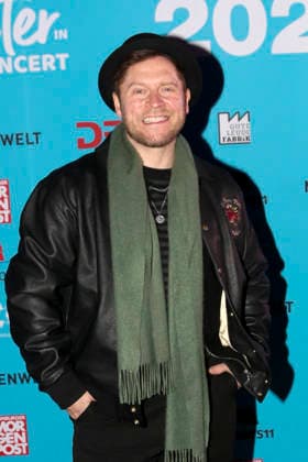 abb Johannes Oerding German pop singer and songwriter in front of the blue photo wall at the ZDF New Years Eve show Welcome 2026 in Hamburg harbor on 31 12 2025 Hamburg Germany