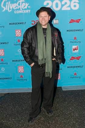 abb Johannes Oerding German pop singer and songwriter in front of the blue photo wall at the ZDF New Years Eve show Welcome 2026 in Hamburg harbor on 31 12 2025 Hamburg Germany